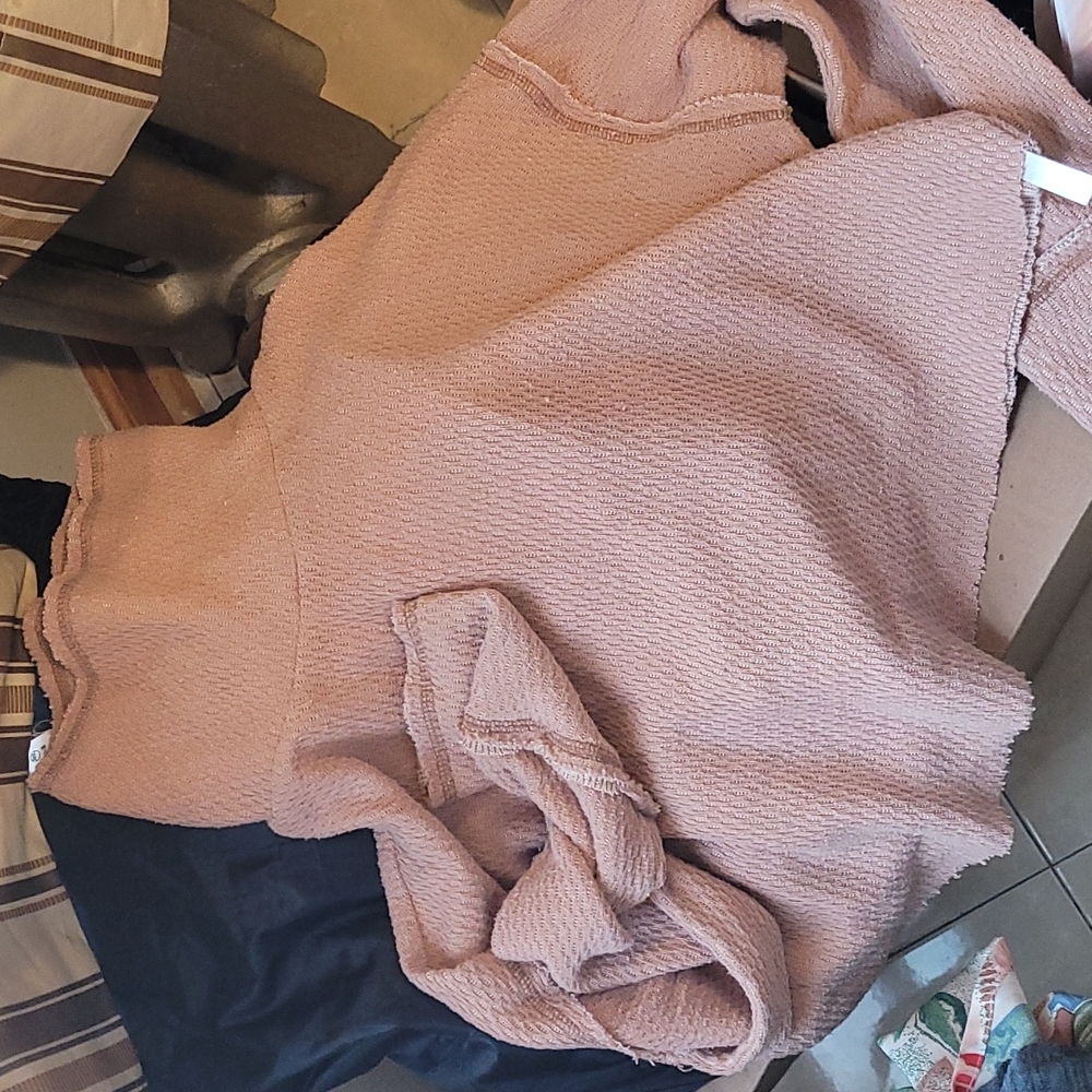 UO camino pinkish pastel salmon crop funnel neck long sleeve top - Picture 3 of 3